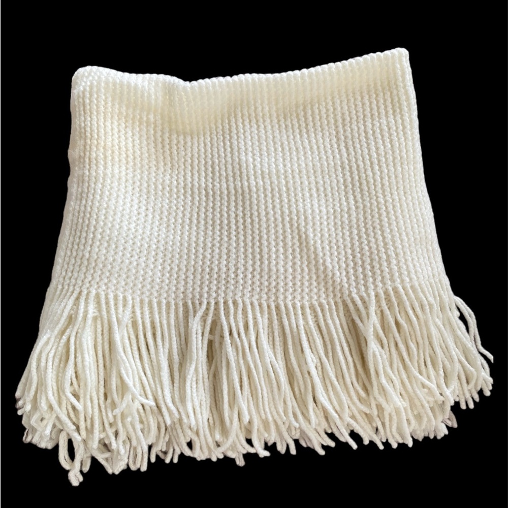 Chatties white loop one size scarf women’s tasseled